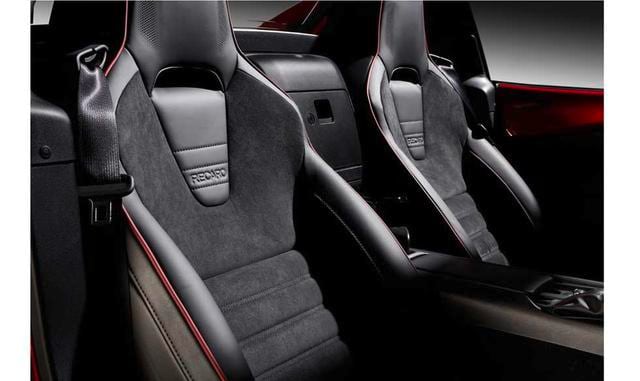 Mazda MX5 Ignition. Esta edición especial del popular biplaza descapotable, con techo rígido, se viste de lujo deportivo con asientos Recaro tapizados en Alcántara, como el salpicadero y los interiores de las puertas. Además cuenta con un equipo de sonido