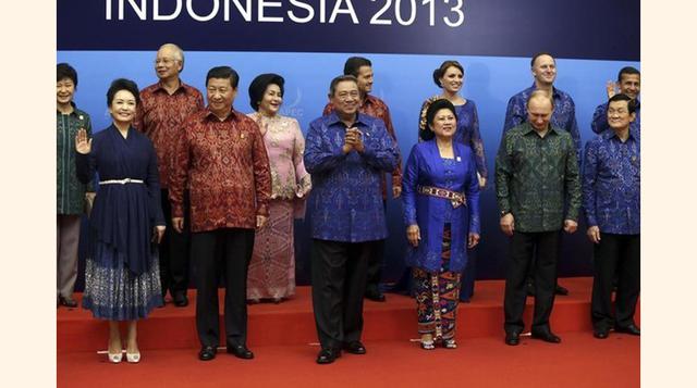 En la Cumbre APEC 2013, en Indonesia, los líderes se tomaron la foto de grupo o 'familiar' con la camisa 'endek', una prenda tradicional de Bali.