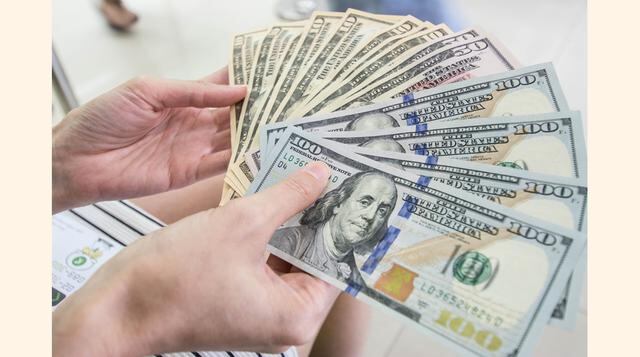 La palabra dólar nace en de la alemana “thaler”, moneda originaria del Tyrol, creada en 1484, en la región de los Alpes, entre Austria e Italia. “Thaler” también era el nombre con que se conocía el real español, la moneda por excelencia del Imperio en las