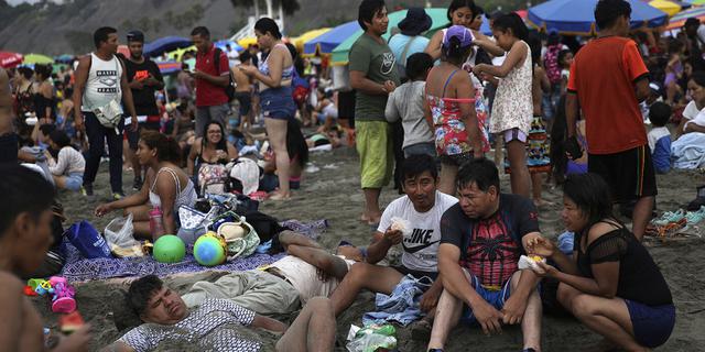 FOTO 11 | En esta imagen, tomada el 16 de febrero de 2020, bañistas se relajan en la arena de la playa de Agua Dulce, en Lima, Perú. Mientras la élite de Lima pasa los fines de semana de verano en playas privadas al sur de la capital peruana, la clase trabajadora abarrota este arenal municipal. (AP Foto/Rodrigo Abd)