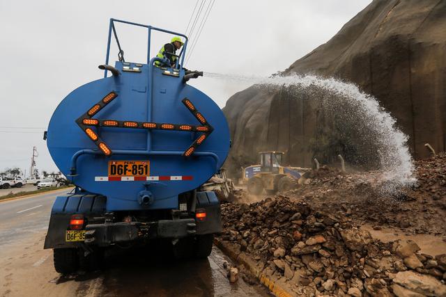 También, se contó con un camión cisterna que viene ayudando a amortiguar el levantamiento de polvo. (Foto: MML)