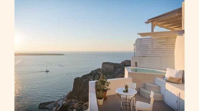 Este departamento para 5 personas está encajado en un acantilado. Santorini, Grecia. (Foto: Airbnb)