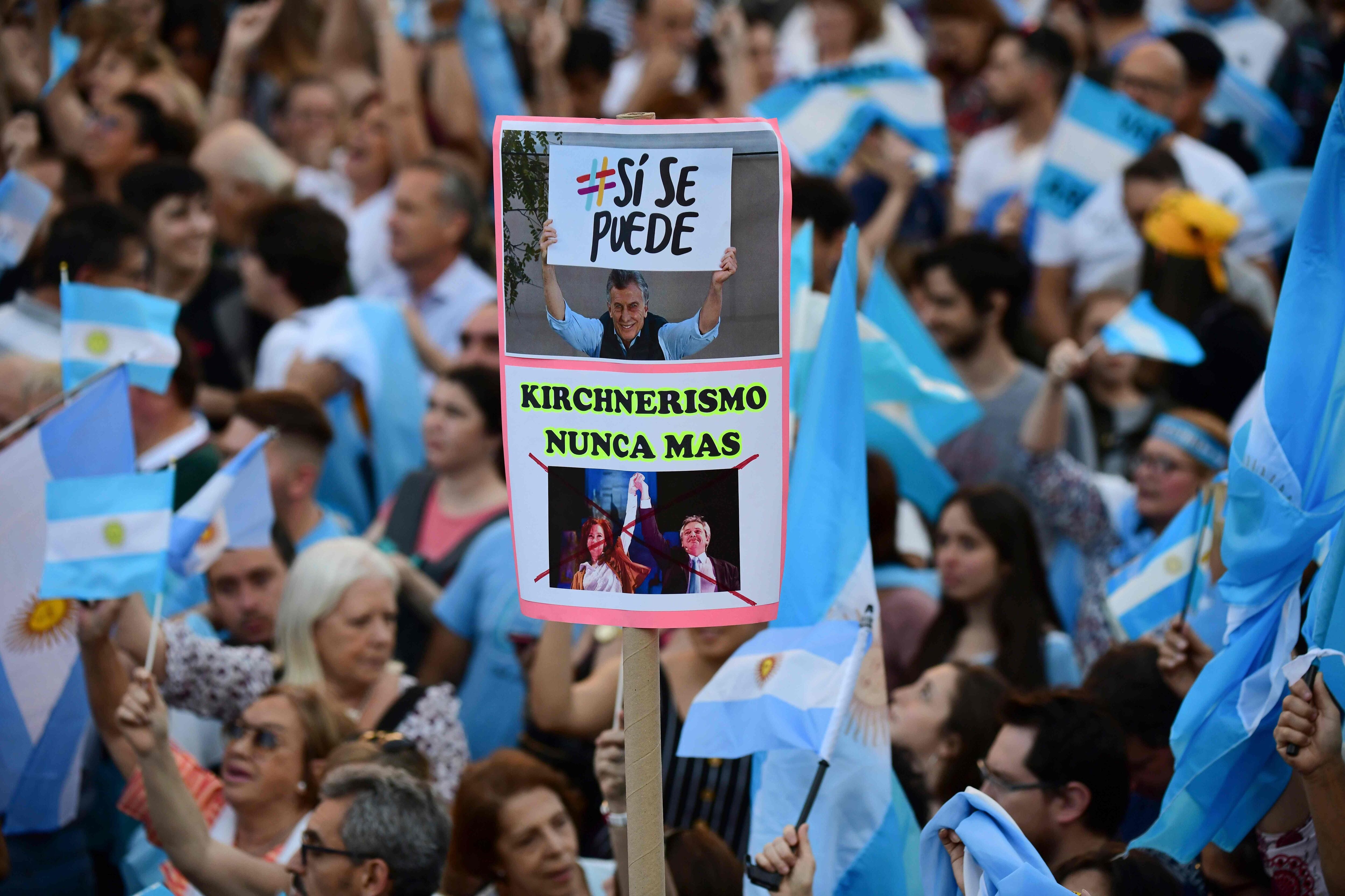 Seguidores del candidato presidencial del partido "Juntos por el Cambio", Mauricio Macri, asisten a su mitin de campaña de clausura en Córdoba. (Foto: AFP)