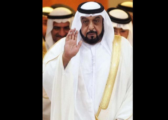 FOTO 12 | 4 Jeque Jalifa bin Zayed Al Nahayan de los Emiratos Árabes Unidos. Patrimonio Neto: $15 mil millones (12,5 mil millones) Presidente de los Emiratos Árabes Unidos y gobernante hereditario de su capital; el emirato de Abu Dhabi. Emiratos Árabes Unidos es el hogar de una décima parte de las reservas de petróleo del mundo; petrodólares son la fuente original de la riqueza de la familia del monarca.