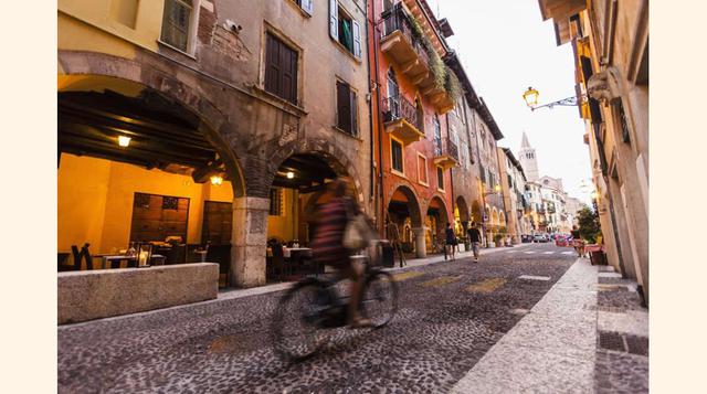 Verona (Italia). En la imagen, una ciclista atraviesa las calles de Verona. (Foto: msn)