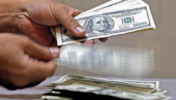 Los ciudadanos peruanos suelen identificar el momento más adecuado para cambiar dólares en ciertas temporadas. (Foto: AFP)