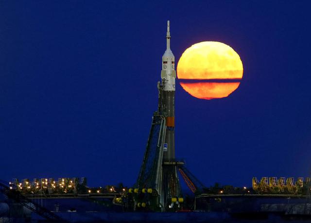 Una superluna se levanta detrás de la nave espacial Soyuz MS-03 antes de su lanzamiento, en la Estación Espacial internacional de Kazajistán. (Foto Reuters)