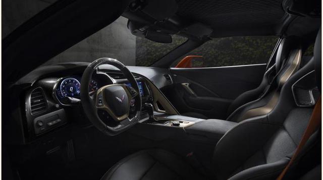 FOTO 5 | La cabina del ZR1 mantiene el diseño tradicional de los Corvettes modernos. Solo una insignia frente a la palanca de transmisión identifica a este como un ZR1.