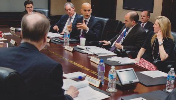 Entre el 2017 y finales del 2020, Gonzalez fue miembro del Consejo del Washington Office on Latin America (WOLA). En esta foto se le ve en una reunión con funcionarios de la Administración Obama. (Foto: LinkedIn de Juan Gonzalez)