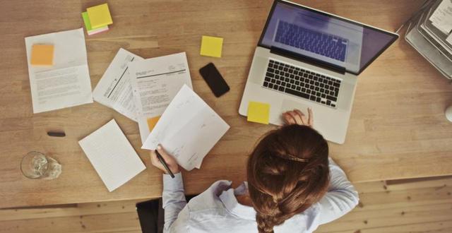 Foto 6: Busca hacer trabajos freelance con diversos clientes para generar ingresos. Esto ayudará a repotenciar tu currículum vitae tambi