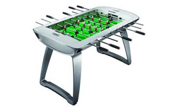 El Taca-Taca de Audi Después de un par de años de trabajo, la firma automotriz alemana presentó su propio taca-taca, aprovechando el furor que por esos días causaba el Mundial de Fútbol disputado en Sudáfrica. Se concedió así una versión limitada de 20 un