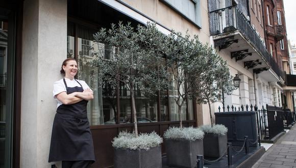 Angela Hartnett, la chef más reconocida de Reino Unido, posa afuera de Cafe Murano en Mayfair, Londres. Foto: Helen Cathcart via Bloomberg