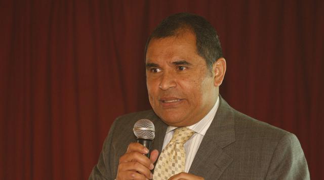 Juan Carlos Mathews es viceministro de MYPE e Industria del Produce. Es licenciado en economía por la Universidad del Pacífico y director de la Maestría en Negocios Globales de la misma casa de estudios. Tiene Postgrados en Negocios Internacionales por la