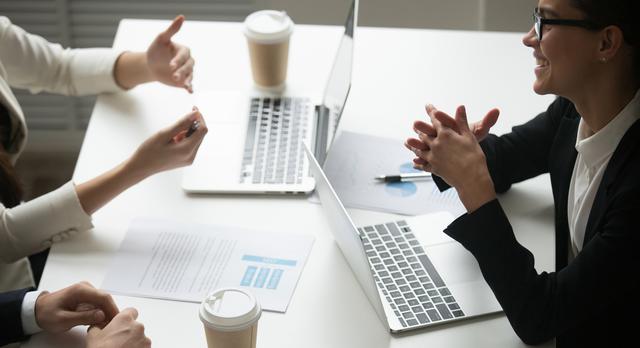 FOTO 2 | 2. Pensar desde el cliente
Si trabajás en una empresa que comercializa productos o servicios, una forma de establecer qué tareas deben desarrollarse primero, es pensar desde las necesidades e intereses del cliente. Te dará una pauta sobre qué proyectos o responsabilidades tendrán el primer lugar de la lista, pues los clientes son la preocupación más profunda en este tipo de empresa. (Foto: Freepik)