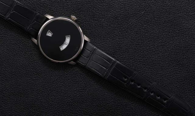 FOTO 1 | El restaurador Jonathan Ward fabricará 50 relojes de pulsera de Icon Duesey. La hora se muestra en la parte superior del dial y los minutos se muestran debajo. Fuente: Icon Watches