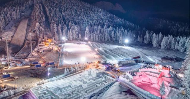 FOTO 8 | Coronado por un castillo de hielo
Cada noche se ilumina formando, junto con el castillo de hielo que corona la estructura, un lugar fascinante que parece sacado de un cuento de hadas. (Foto: Facebook / Snowlandia Sniezny Labirynt).