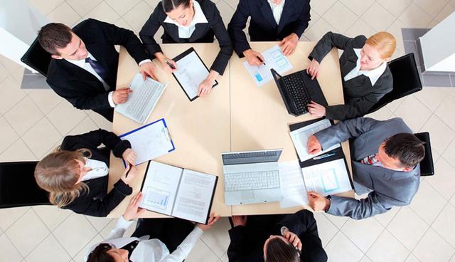 FOTO 5 | 5. Simplemente no son productivas

Los ejecutivos consideran que 67 por ciento de las juntas son un fracaso, y 27 por ciento de los empleados admiten que las juntas son una de las principales razones de la falta de eficiencia y productividad. Y es fácil deducir por qué si tienes a 9 de cada 10 personas haciendo otra cosa durante la junta.

Sin embargo, lo que es interesante es saber que esto también pasa con los miembros virtuales y esto se da porque los trabajadores remotos no pueden mantenerse involucrados lo suficiente porque no pueden percibir el lenguaje corporal de los demás.

Date un tiempo para identificar si tus juntas están dañando el equilibrio de tu negocio y para encontrar la forma de tener juntas más productivas. Puede ser que estés perdiendo no sólo tiempo y dinero, también el enfoque y el nivel de interacción de tus empleados. Y ese es un costo muy alto para la mayoría de las empresas.