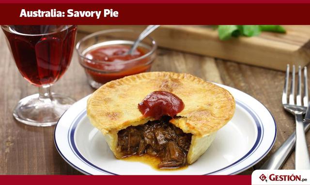 También conocidos como empanada de carne, savory pies son un platillo icónico en Australia y Nueva Zelanda. Como su nombre indica, son pasteles de carne de tamaño mediano que contienen carne cortada o picada y salsa. Las variaciones incluyen champiñones, 