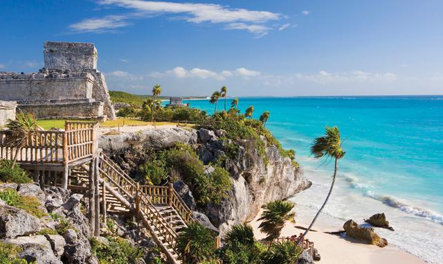 FOTO 2 | México: Tulúm….el Edén del amor

A 130 km de Cancún se encuentra este mágico lugar que enamora a primera vista con su mar azul turquesa y la biodiversidad natural que lo ha convertido en un verdadero paraíso.

Fue de las últimas ciudades habitadas por los mayas y ese legado histórico se puede conocer a través de un paseo por las ruinas que se encuentran en la zona. Otro imperdible es tomar un romántico paseo por velero para practicar snorkel en mar abierto y contemplar el atardecer. Despegar, ofrece vuelos desde Perú a Tulúm para del 11 de febrero al 16 de febrero están desde $34.260* pesos por persona.