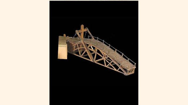 FOTO 20 | Puente giratorio, un complejo sistema de cuerdas y poleas permitía enrollar este puente y recogerlo fácilmente. Estaba hecho de materiales leves y de fácil instalación, lo más pesado era la madera.