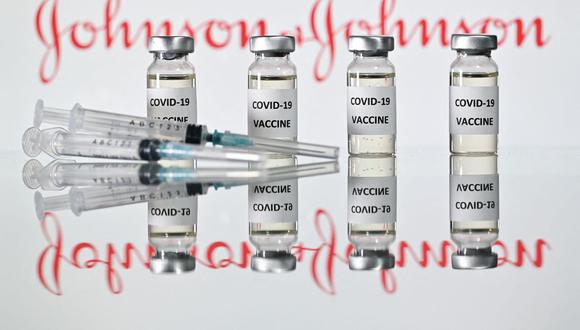 Las agencias federales de salud de Estados Unidos recomendaron el martes suspender el uso de la vacuna de J&J por al menos unos días después de que seis mujeres menores de 50 años desarrollaran coágulos de sangre poco comunes tras vacunarse. (Foto: JUSTIN TALLIS / AFP).