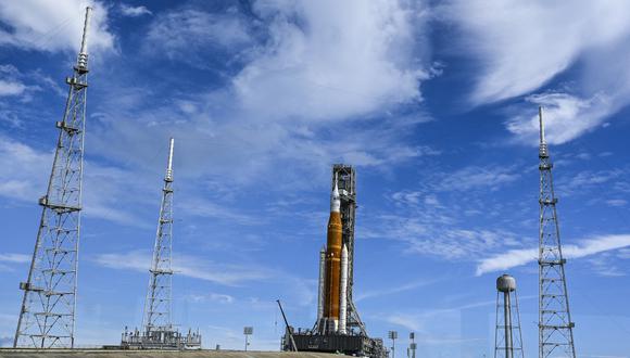 El cohete lunar no tripulado Artemis I se encuentra en la plataforma de lanzamiento del Centro Espacial Kennedy en Cabo Cañaveral, Florida, el 25 de agosto de 2022, antes de su lanzamiento previsto para el 29 de agosto. - Artemis 1, un vuelo de prueba sin tripulación, presentará el primer despegue del enorme cohete Space Launch System, que será el más poderoso del mundo cuando entre en funcionamiento. Impulsará la cápsula de la tripulación de Orión en órbita alrededor de la Luna. La nave espacial permanecerá en el espacio durante 42 días antes de regresar a la Tierra. (Foto de CHANDAN KHANNA / AFP)