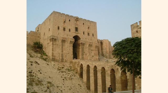 Ciudadela de Alepo, Siria. Fortaleza de más de cuatro milenios de antigüedad, desde las épocas de Alejandro Magno y a través de los imperios romano, mongol y otomano. Ha sido utilizada en épocas recientes como base militar, llevando a la destrucción de va