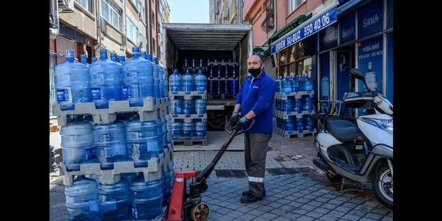 FOTO 14 | Turquía. Un empleado de una compañía distribuidora de agua en Estambul. Bulent Coban sabe que es arriesgado ir a trabajar, pero no tiene otra opción y al menos siente que es importante proporcionar agua a las familias. Foto Afp / Bulent Kilic