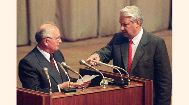 El presidente Boris Yeltsin interrumpe un discurso del líder soviético Mijaíl Gorbachov el 23 agosto de 1991, durante una sesión del parlamento. Gorbachov había regresado a Moscú apenas un día antes, tras un golpe de estado fallido.(foto:Piko).