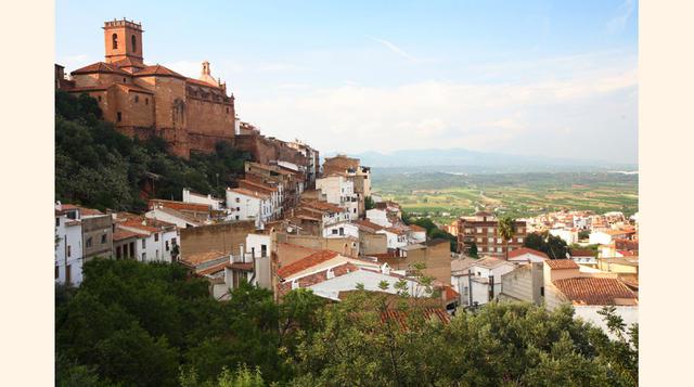 Vilafamés (Castellón). Su orígenes árabes son palpables en las calles estrechas y zigzagueantes de su casco histórico, con el castillo en lo alto. La ampliación cristiana se nota en las calles de trazado lineal, y en la iglesia parroquial y palacio del si