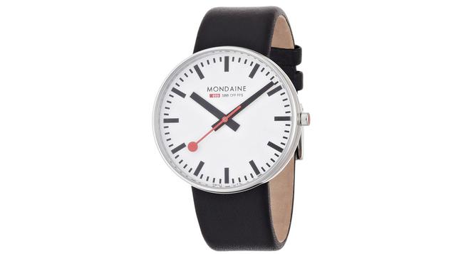 Mondaine. Este reloj de Mondaine da una divertida sensación de Pop Art que a muchos le encanta. Sin muchas complicaciones, parece que alguien agarró el reloj de pared de la cafetería de la escuela y lo pasó por una máquina reductora. Mondaine Swiss Railwa