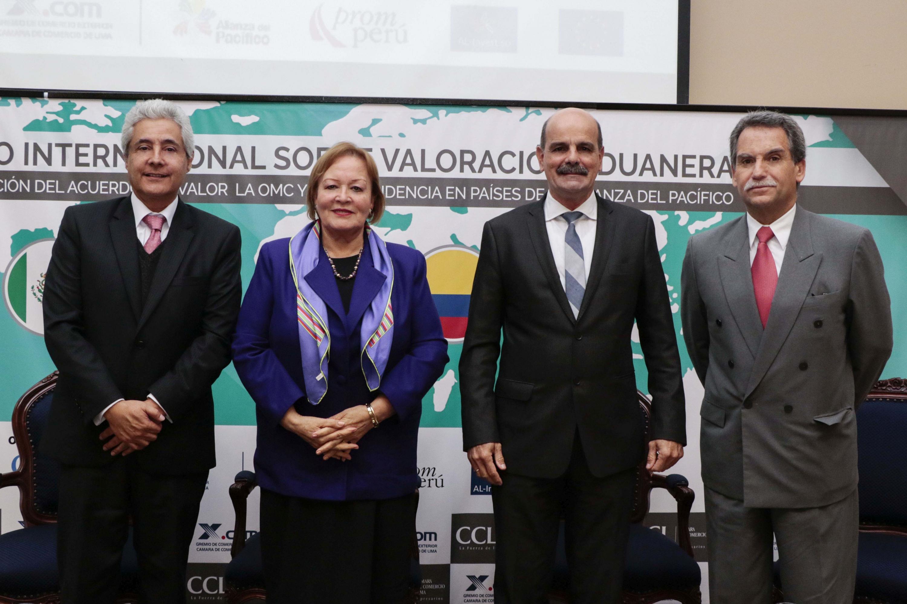 Roberto de La Tore, vicepresidente del Gremio de Comercio Exterior-XCOM; Yolanda Torriani, presidenta de la CCL; Rafael García, Superintendente Nacional Adjunto de Aduanas y Juan Antonio Morales, presidente de X-COM de la CCL. (Foto: CCL)