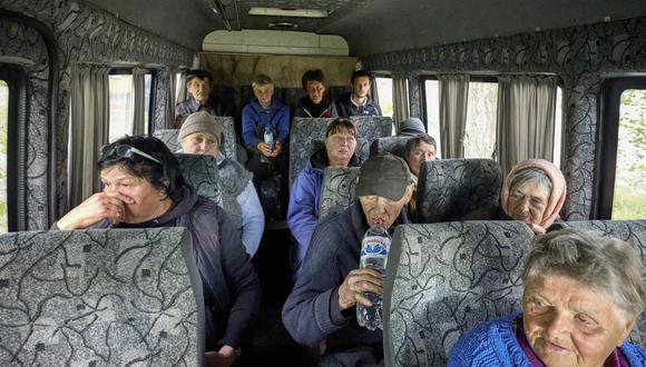 Ucranianos sentados en un autobús mientras son evacuados de territorios cercanos a la frontera rusa en la zona de Kharkiv, Ucrania, 11 de mayo de 2024, en medio de la invasión rusa. (Foto de EFE/EPA/SERGEY KOZLOV)