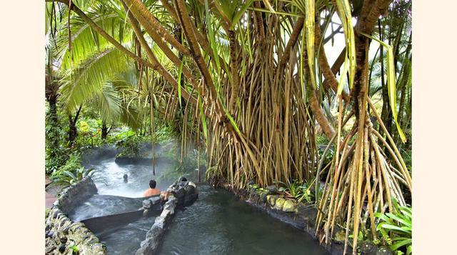 Tabacón, Costa Rica. Rodeadas de naturaleza salvaje, flores llamativas y árboles centenarios, estas aguas termales de origen volcánico merecen un viaje. (Foto: Corbis)