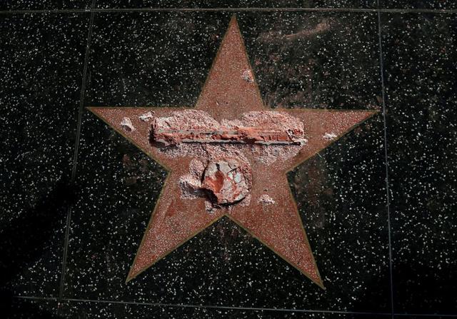Un desconocido destrozó la estrella de la fama de Donald Trump durante una madrugada hasta el punto de que no se puede leer el nombre del residente. (Foto Reuters)