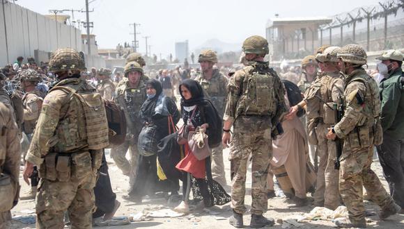 Miembros de las Fuerzas Armadas británicas y estadounidenses trabajan en el aeropuerto de Kabul, Afganistán. (Foto: AFP)