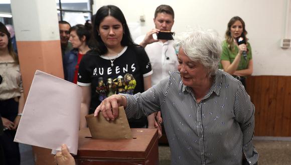 La vicepresidenta de Uruguay, Lucía Topolansky, votó este domingo en Paso de la Arena. (Foto: EFE)