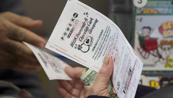 Una mujer compra un billete de lotería Powerball en una licorería en Washington, DC (Foto: Saul Loeb / AFP)