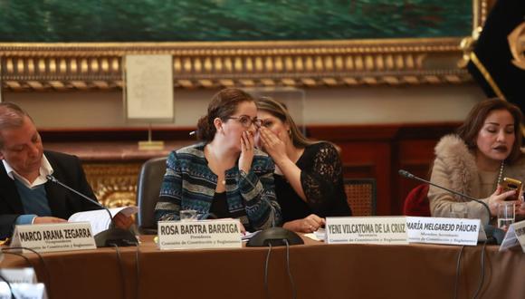 Rosa Bartra y Yeni Vilcatoma en la Comisión de Constitución. (Foto: Lino Chipana / GEC)