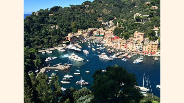 Marina di Portofino, Italia. Es uno de los tantos encantadores pueblos costeros de Italia y un destino perfecto para las vacaciones, especialmente para aquellos que llegan en yates privados. La forma de acceso más fácil es por el mar, ya que el único cami