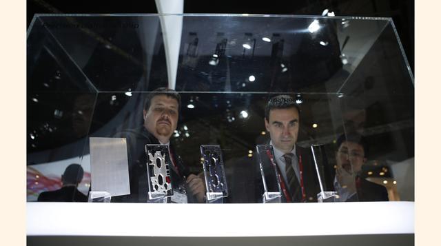 Visitantes aprecian partes de equipos de Sony en el Mobile World Congress. (Foto: Reuters)