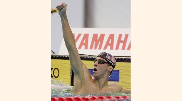9. A los 15 años, Phelps se convirtió en el hombre más joven en romper un récord mundial. Lo hizo en 200 metros mariposa en la competencia Spring Nationals en el 2001.