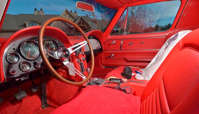 FOTO 3 | La estimación actual sobre este V-8 de cuatro velocidades, 427 pulgadas cúbicas, 390 caballos de fuerza y cuatro velocidades es de US$ 800,000, aunque "si al menos dos postores realmente lo quieren, existe la posibilidad de que se venda en más de US$ 1 millón", explicó Jonathan Klinger, analista de Hagerty.com. (Foto: Mecum Auctions)