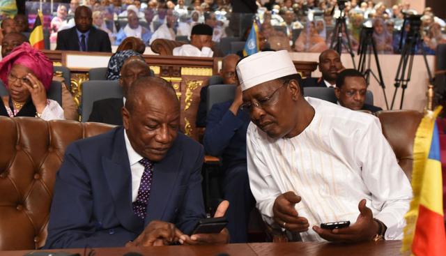 El presidente guineano, Alpha Conde (izquierda), conversa con el presidente de Chad, Idriss Deby, durante la ceremonia de juramentación del presidente electo de Mauritania. (Foto: AFP)