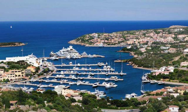 Porto Cervo, Italia. Situado en el extremo norte de la isla de Cerdeña, Porto Cervo es una ciudad turística fundada hace 50 años por el príncipe Karim Aga Khan como refugio para él y sus amigos. Cuenta con una hermosa combinación de belleza entre naturale