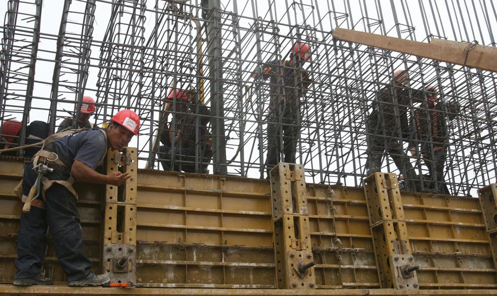 Foto 4 | Bancos siguen reacios a dar préstamos a las constructoras. La ley recientemente promulgada por el Ejecutivo para reemplazar el DU 003 no ha logrado reactivar el financiamiento de los bancos al sector construcción. Las entidades financieras siguen reacias a otorgar préstamos a las grandes constructoras investigadas por casos de corrupción, confirmaron a Gestión ejecutivos bancarios. El nuevos equipo del Ministerio del Economía y Finanzas (MEF) tiene hasta el 12 de abril para terminar el reglamento de la Ley N° 30737 (“Ley que asegura el pago inmediato de la reparación civil a favor del Estado en casos de corrupción y delitos conexos”); sin embargo, los bancos estiman que la emisión de dicha norma no cambiará la actual cautela que mantiene frente a las firmas constructoras. “Los bancos no se están haciendo grandes expectativas respecto del reglamento, entonces, están tomando una posición cauta”, señaló uno de los ejecutivos del sector consultados. Para otro de los entrevistados, el esperado reglamento no terminará de disipar el temor que hoy tienen los bancos sobre el futuro de las constructoras y sobre su capacidad para cumplir con sus deudas. “Lo que va a pasar es que los bancos van a seguir dando financiamiento a cuenta gotas a las firmas constructoras”, proyectó. Hoy, es muy difícil que estas empresas accedan a cartas fianza. Solo las consiguen aquellas con proyectos específicos que aseguren un flujo de pagos y/o que sean capaces de entregar depósitos en garantía. Incluso tienen que pagar comisiones más altas (Foto: Andina).