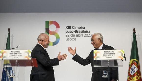 El presidente de Brasil, Luiz Inacio Lula da Silva (L), y el primer ministro portugués, Antonio Costa, dan una conferencia de prensa después de la cumbre Portugal - Brasil en el CCB (Centro Cultural de Belem) en Lisboa el 22 de abril de 2023. (Foto de PATRICIA DE MELO MOREIRA / AFP)