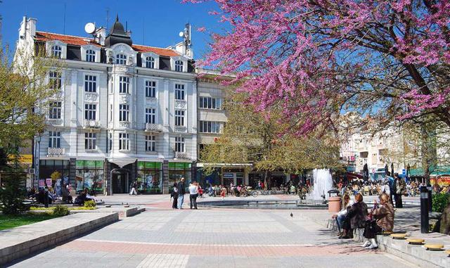 Plovdiv. Plovdiv destaca por sus refinadas casas del casco histórico, por su trazado medieval en el que asoman algunos restos de sus antiguas defensas y por sorprender con reliquias como su pintoresco anfiteatro romano.