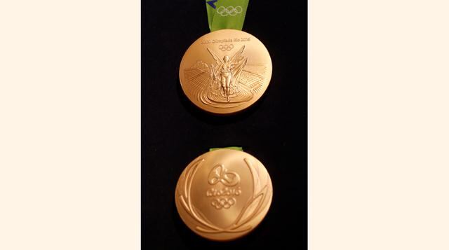Una de las dos caras de la medalla olímpica muestra a la diosa griega de la victoria, Nike, como es costumbre desde los Juegos de Atenas-2004, con el Partenón detrás. La otra cara muestra unos estilizados laureles con el símbolo de Rio-2016 y los cinco ar