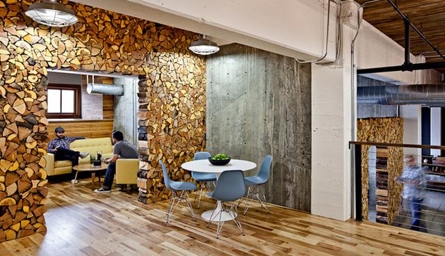 FOTO 5 | 5. Parliament – Oregón. Pero el hecho de que hayan usado materiales de desecho no significa que el diseño haya sido sacrificado, ya que es obvio que los detalles y los acabados son magníficos. La mezcla de materias primas ayudó a tener un resultado muy destacado. La oficina tiene una alfombra de piel de oso, la cual se amolda muy bien a sus espacios rústicos.

Esta es una compañía que conoce la importancia de tener espacios de trabajo alegres y confortables, pero le ha dado un giro diferente al asunto en comparación con las otras empresas de esta lista. El diseño de esta oficina involucra un montón de materiales reciclados como señales de tráfico viejas, un horno para pizzas refaccionado y madera de un granero y de una iglesia. (Foto: viralismo)